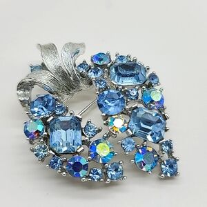 Exquisite Vintage 1960's LISNER Aurora Borealis Blue Brooch w Silver Stem 💙